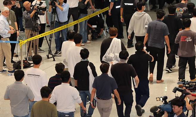 미국 조지아주 공장에서 체포·구금됐다 풀려난 엘지에너지솔루션 직원 등이 12일 오후 인천국제공항 제2터미널을 통해서 입국하고 있다. 김태형 기자 xogud555@hnai.co.kr