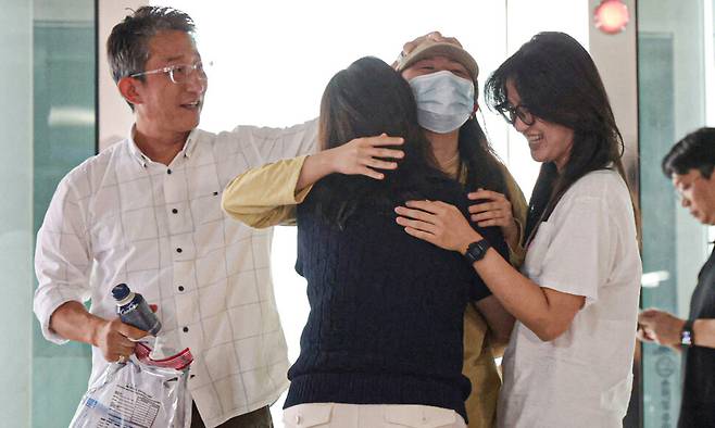 이민 단속으로 체포됐던 미국 현대차-LG엔솔 배터리공장 건설 현장 직원이 12일 오후 인천국제공항 제2터미널로 귀국한 뒤 주차장에서 대기 중이던 가족과 만나 포옹하고 있다. 공동취재사진