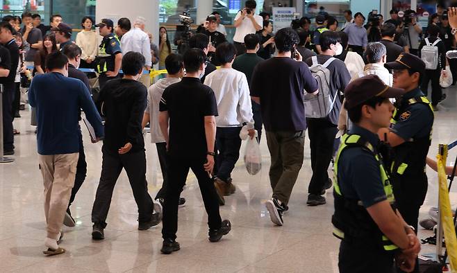 미국 조지아주 포크스턴 구금시설에 수감됐던 한국인 노동자들이 12일 오후 인천국제공항 제2여객터미널을 통해 들어오고 있다. 최현수 기자 emd@hani.co.kr