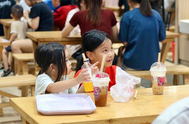 지난 6일 베트남 하노이의 한 쇼핑몰에서 아이들이 주스와 밀크티 등 설탕이 든 음료를 마시며 대화하고 있다. 하노이=허경주 특파원