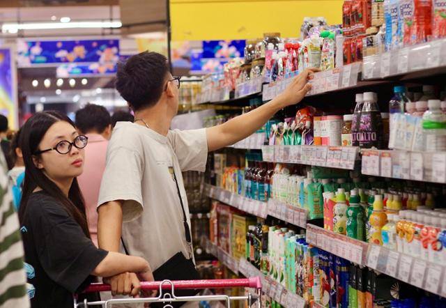6일 베트남 하노이의 쇼핑몰 음료 코너에서 시민들이 제품을 고르고 있다. 하노이=허경주 특파원