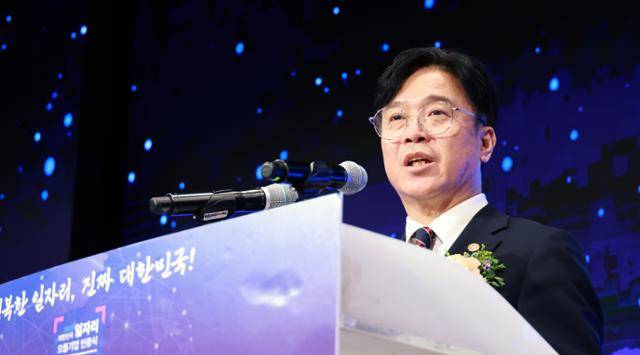 김영훈 고용노동부 장관이 11일 서울 여의도 중소기업중앙회에서 열린 2025 대한민국 일자리 으뜸기업 인증식 및 2025 일자리 창출 지원 유공 정부포상 수여식에서 축사하고 있다. 기사 내용과 직접적인 관련은 없음. 노동부 제공