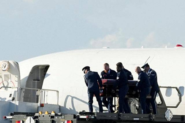 부통령 전용기로 애리조나주 피닉스에 도착한 커크의 관을 11일 정부 관계자들이 옮기고 있다. 피닉스=로이터 연합뉴스