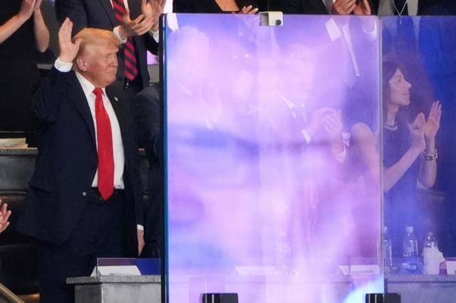 뉴욕 양키스 경기를 보러 온 도널드 트럼프 미국 대통령이 11일 방탄유리 뒤에서 사람들에게 손을 흔들고 있다. 뉴욕=AP 연합뉴스