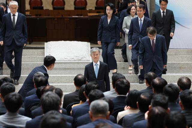 조희대 대법원장과 대법관들이 12일 오전 서울 서초구 대법원에서 열린 2025 대한민국 법원의 날 기념식에서 입장을 하고 있다. 뉴스1