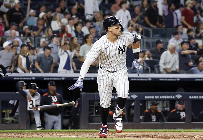 저지가 12일(한국시간) 디트로이트와 홈 경기 3회 말 이날 두 번째 홈런을 터트린 뒤 타구를 바라보고 있다 .UPI=연합뉴스