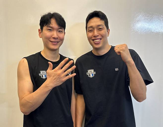 최민호(오른쪽)가 사진 촬영 중에 파이팅 포즈로 주먹을 쥐자, 박주형이 갑자기 손바닥을 폈다. 최민호는 "가위바위보로 날 이기겠다는 의도"라고 했다. 천안=이형석 기자