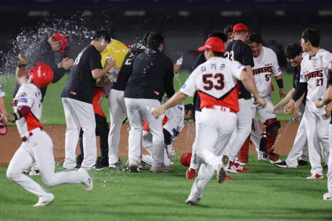 KIA 선수단이 13일 광주 두산전 끝내기 안타를 친 김선빈을 축하하고 있다. 사진=KIA 제공