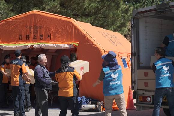 지난 10일 강릉시 강북공설운동장에서 SPC그룹 해피봉사단이 가뭄 대응 현장 소방관과 지원 인력들에게 전달할 빵을 옮기고 있다. [사진=SPC]