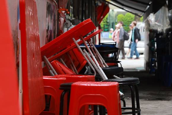 서울 명동거리에서 영업을 준비 중인 식당가 [사진=연합뉴스]