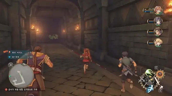 ▲ 필드에서 실시간으로 전투하다가 적을 스턴 먹이고 바로 커맨드 배틀로 전환하는 최신 시리즈의 구도를 택했다