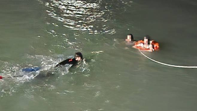 어젯밤(12일) 제주시 구좌읍 월정해수욕장 인근 해상에서 파도에 떠밀려 먼바다에서 표류하던 여성 2명이 구조되는 모습