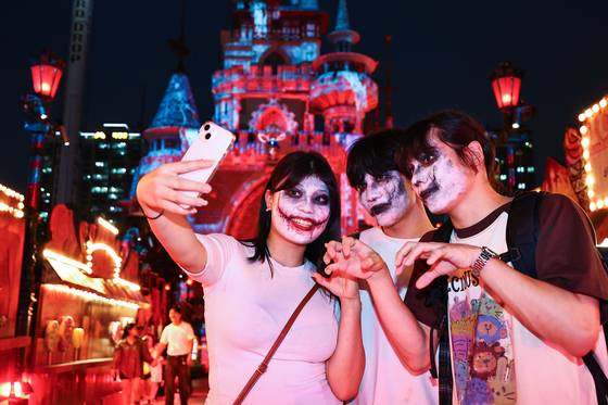 롯데월드 가을 호러 축제의 여러 풍경. 호러 분장을 한 관람객의 모습. 김종호 기자