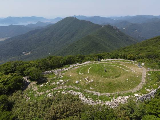 드론을 띄워 하늘에서 본 가라산 정상. 거대한 봉화터가 남아 있다. 일제 강점기에는 일본군 선박 신호소를 세우기도 했다.