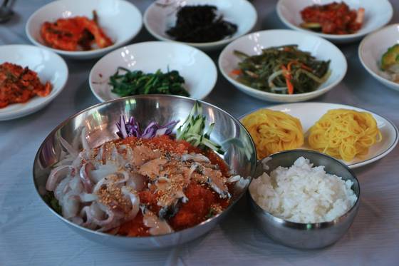 저구항에 물회를 내는 식당이 많다.