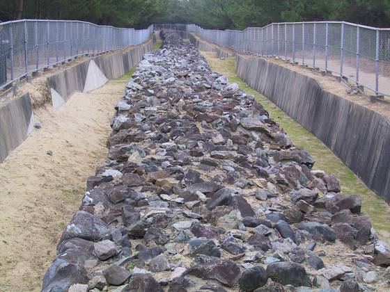 일본 후쿠오카의 북부 해안 방어시설 겐코보루이(元寇防壘). 몽골 침략에 대비해 20㎞에 걸쳐 2~3m 높이로 쌓은 석벽이다. [사진 이익주]