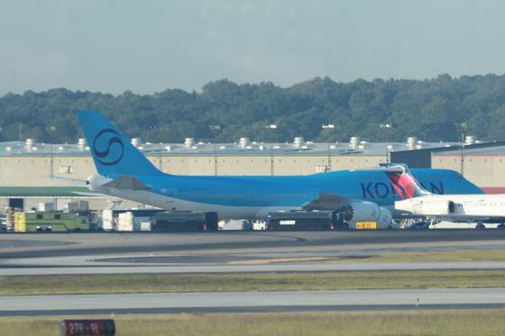 미국 이민당국에 구금됐던 한국인 근로자 316명과 외국 국적 근로자 14명을 태운 버스가 11일(현지시간) 오전 애틀랜타 공항에 도착해 대한항공 전세기로 접근하고 있다. [연합뉴스]