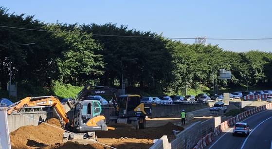 10일 오전 원상 복구 공사가 진행 중인 서부간선도로 오목교 지하차도 앞 모습. 신호에 따라 반대 차선(성산대교 방면)도 정체가 이뤄졌다. 김민욱 기자