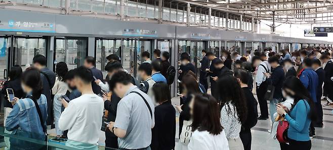 공항철도 승객이 많이 늘었지만 실시협약과 비교하면 여전히 40%에 못 미친다. 연합뉴스