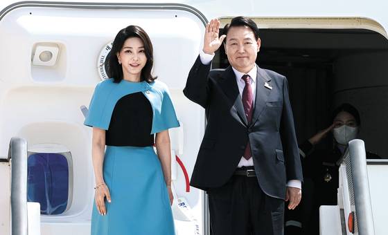 윤석열 전 대통령과 김건희 여사가 2022년 6월 30일(현지시간) 나토(NATOㆍ북대서양조약기구) 정상회의 첫 순방을 마치고 마드리드 바라하스국제공항에서 인사하고 있다. 대통령실사진기자단