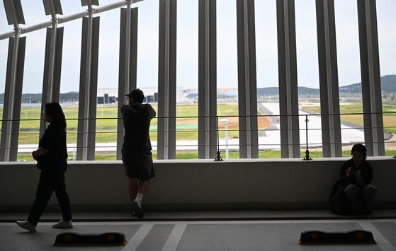 미국 이민당국에 의해 조지아주에 구금됐던 한국인 근로자 가족들이 12일 인천국제공항 제2여객터미널 장기주차장에서 귀국 근로자를 기다리고 있다. 연합뉴스