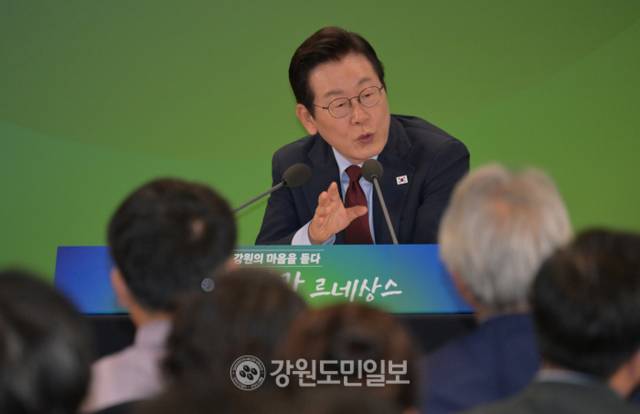 ▲ 이재명 대통령이 12일 강원도 춘천시 강원창작개발센터에서 열린 네 번째 타운홀 미팅 ‘강원의 마음을 듣다’에서 강원도민들의 질문에 답변하고 있다. 김정호 기자