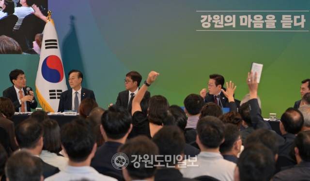 ▲ 김진태 강원도지사가 12일 강원도 춘천시 강원창작개발센터에서 열린 네 번째 타운홀 미팅 ‘강원의 마음을 듣다’에서 이재명 대통령의 질의에 답변하고 있다. 김정호 기자