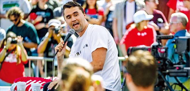 < 총격 발생 전 토론회 > 도널드 트럼프 미국 대통령 측근이자﻿ 우익 단체 ‘터닝포인트USA’의 창립자 찰리 커크(31)가 10일(현지시간) 유타주 유타밸리대﻿ 토론회에서 청중과 문답하던 도중 총격을 당해 사망했다. ﻿사진은 총격 ﻿직전 커크 모습.   /AP연합뉴스