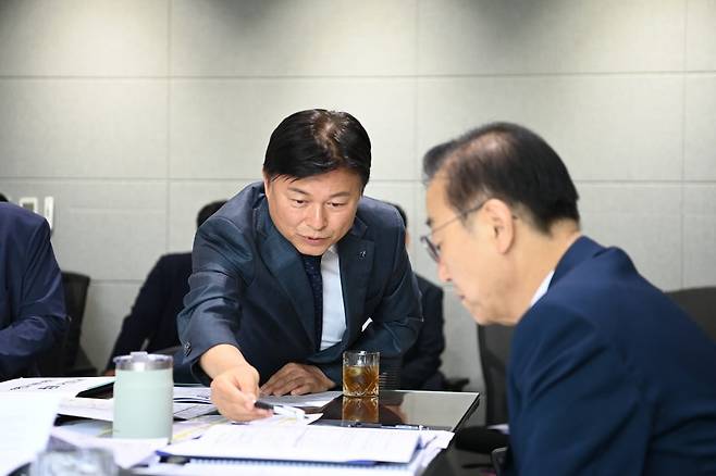 조용익 부천시장이 김윤덕 국토부장관과 대화를 하고 있다. 부천시 제공.