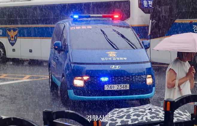 구속된 건진법사 전성배를 태운 호송차가 지난달 25일 조사를 위해 서울 종로구 김건희 특검팀(특별검사 민중기) 사무실로 들어가고 있다. 이준헌 기자
