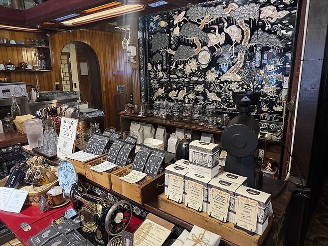 Coffee Hanyakbang Hyehwa-dong, Seoul   (Park Ga-young/The Korea Herald)