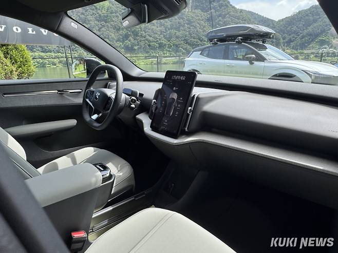 EX30 CC는 재활용 폴리에스터, 바이오 기반 합성 가죽 등 친환경 소재를 실내 곳곳에 적용했다. 김수지 기자&nbsp;