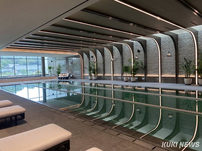 웨스틴 파르나스 서울의 실내 수영장. 창 너머로는 봉은사가 보인다. 심하연 기자