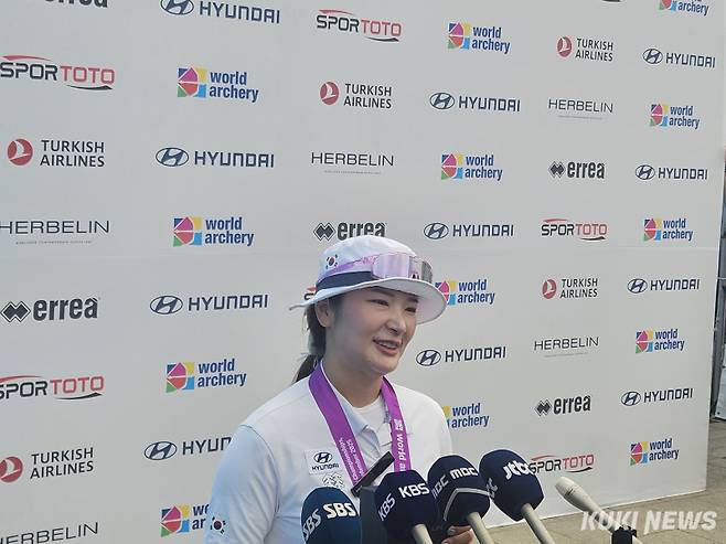 강채영이 12일 오후 광주 5·18 민주광장에서 열린 중국 주징이와의 대회 리커브 여자 개인전 결승이 끝난 뒤 취재진과 기자회견을 하고 있다. 송한석 기자