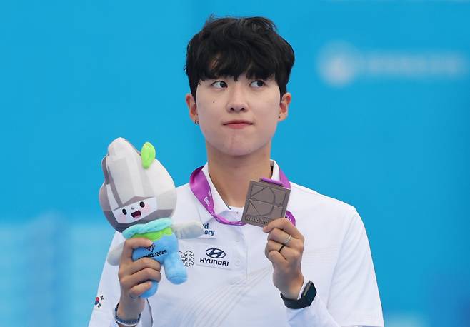 12일 광주 동구 국립아시아문화전당 5·18민주광장에서 열린 2025 세계양궁선수권대회 리커브 여자 개인전 시상식에서 3위를 한 안산이 동메달을 들어 보여주고 있다. 연합뉴스&nbsp;