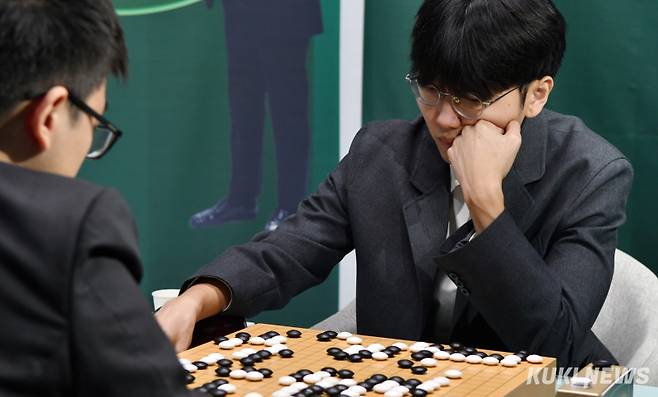 신진서 9단(오른쪽)이 쏘팔코사놀 초대 챔피언에 올랐다. 쿠키뉴스 자료사진