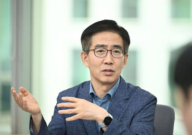 홍종호 서울대 환경대학원 교수가 지난 9일 국민일보 대회의실에서 인터뷰 질문에 답하고 있다. 그는 “금융사가 기업의 탄소배출량 감축에 투자하는 전환 금융에 적극적으로 나서려면 정부의 지원 사격이 필요하다”고 말했다. 김지훈 기자