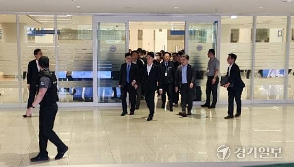 강훈식 비서실장 뒤로 현대차-LG에너지솔루션 근로자들이 줄지어 입국장을 빠져나오고 있다. 이병기기자