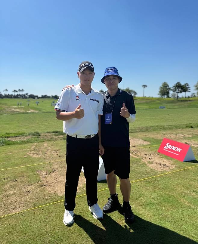 신한동해오픈 첫날 2언더파를 기록하며 아마추어 돌풍을 일으킨 김민수가 캐디로 나선 아버지 김학훈씨와 함께 포즈를 취하고 있다. 임정우 기자