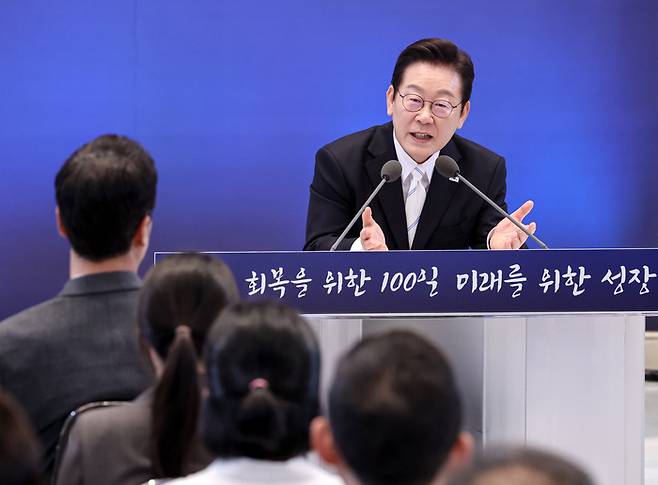 이재명 대통령이 취임 100일째가 되는 11일 오전 서울 청와대 영빈관에서 ‘회복을 위한 100일, 미래를 위한 성장’이라는 슬로건을 걸고 기자회견을 갖고 있다. [김호영 기자]