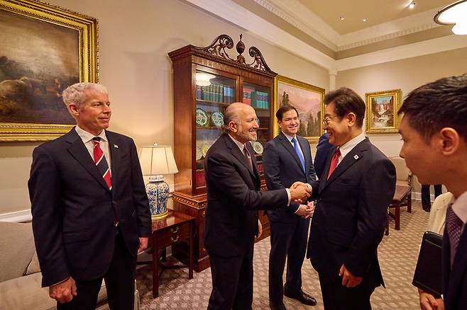 이재명 대통령이 지난달 25일(현지시간) 미국 워싱턴DC 백악관에서 열린 한미정상회담에 앞서 하워드 러트닉 미국 상무장관과 악수하는 모습. [워싱턴DC = 김호영 기자]