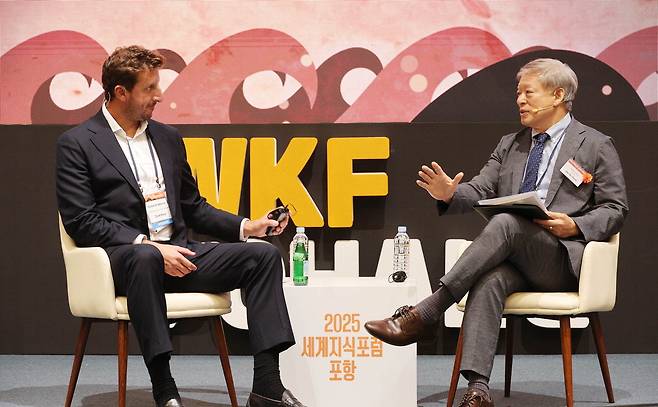 염재호 태재대 총장(오른쪽)과 잭 캐스 전 오픈AI 상업화전략 총괄이 '2025 세계지식포럼 포항'에서 '넥스트 AI 르네상스'를 주제로 대담하고 있다.  이충우 기자