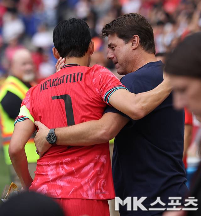 마우리시오 포체티노 미국 대표팀 감독과 인사를 나누고 있는 손흥민. 사진(해리슨 미국)=고홍석 통신원