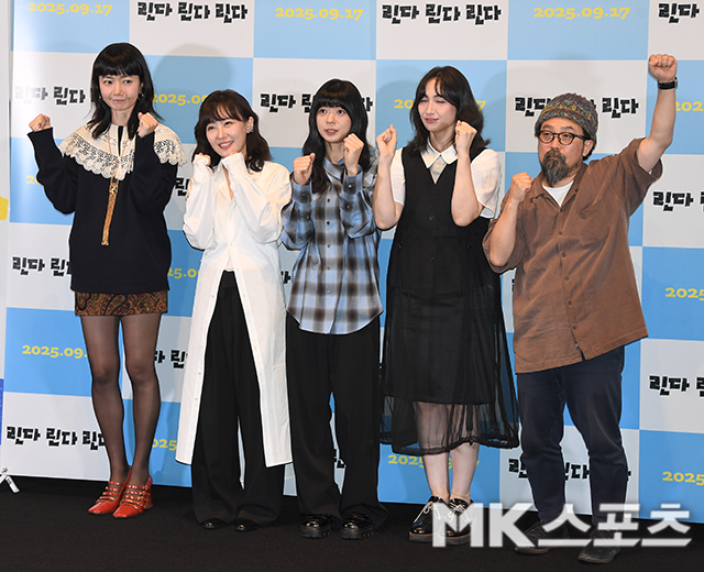 12일 오후 서울 강남구 메가박스 코엑스에서 20주년을 기념해 4K 리마스터링으로 재개봉하는 ‘린다 린다 린다’의 언론/배급 시사회 및 기자간담회가 열렸다. 자리에는 배우 배두나를 비롯해, 마에다 아키, 카시이 유우, 세키네 시오리, 그리고 야마시타 노부히로 감독이 참석했다. / 사진 = 천정환 기자