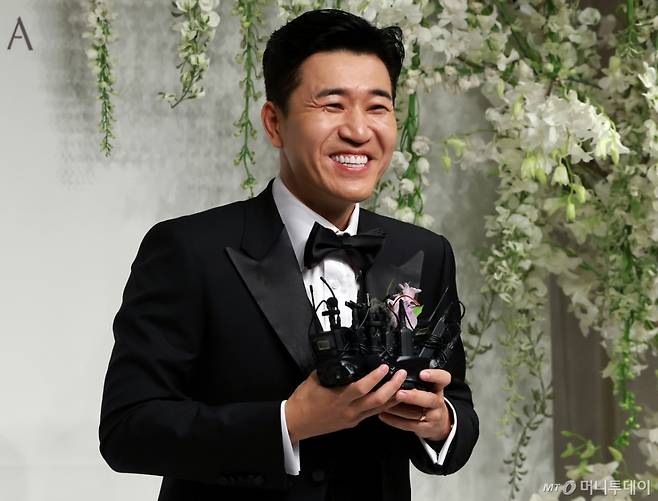 그룹 코요테의 김종민이 지난달 결혼식 기자회견에 참석해 인사말을 하고 있다.  김종민의 예비 신부는 11살 연하의 사업가로, 김종민이 공개한 애칭은 ‘히융’이다. 결혼식 1부 사회는 유재석, 2부는 조세호와 문세윤이 맡으며 축가는 이적과 린이 부를 예정이다. /사진=뉴스1