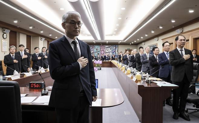 천대엽 법원행정처장을 비롯한 전국법원장들이 12일 서울 서초구 대법원에서 열린 전국법원장회의 임시회의에서 국민의례를 하고 있다. /사진=뉴시스