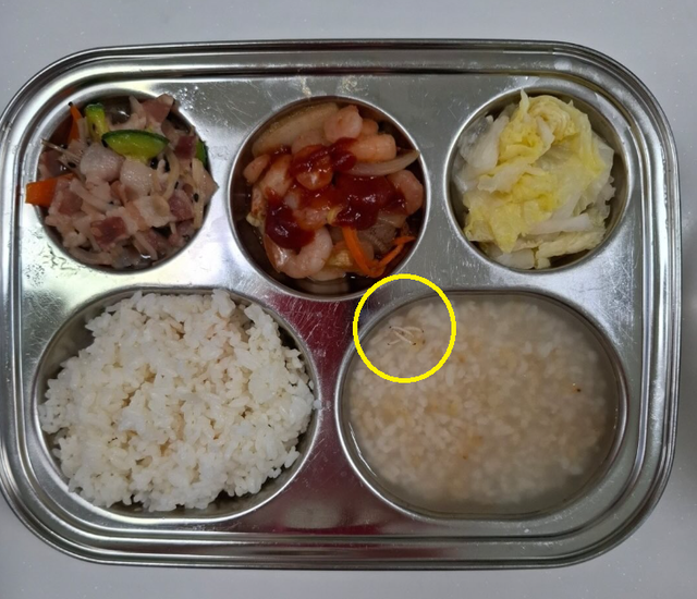 경기도 평택시 송탄의 한 어린이집에서 ‘키즈노트’에 올렸다는 급식 사진.  원 안에 유충이 보인다. 온라인 커뮤니티