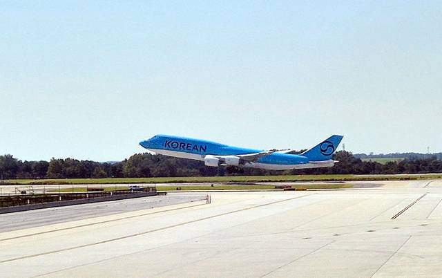집으로… : 11일 오전 11시 38분 미국 조지아주 하츠필드-잭슨 애틀랜타공항에서 이민당국에 구금됐다가 풀려난 현대차그룹-LG에너지솔루션 합작공장 한국인 직원 316명과 외국 국적자 14명 등 330명을 태운 대한항공 전세기가 이륙하고 있다. 연합뉴스