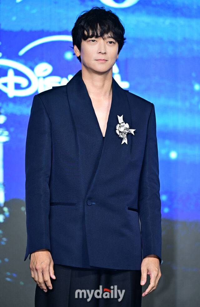 배우 강동원이 2일 서울 종로구 포시즌스 호텔에서 진행된 디즈니 플러스 오리지널 시리즈 '북극성' 제작발표회에 참석했다.'북극성'은 유엔대사로서 국제적 명성을 쌓아온 '문주(전지현 분)'가 대통령 후보 피격 사건의 배후를 쫓는 가운데, 그녀를 지켜야만 하는 국적불명의 특수요원 ‘산호(강동원 분)'와 함께 한반도를 위협하는 거대한 진실을 마주하는 이야기다.