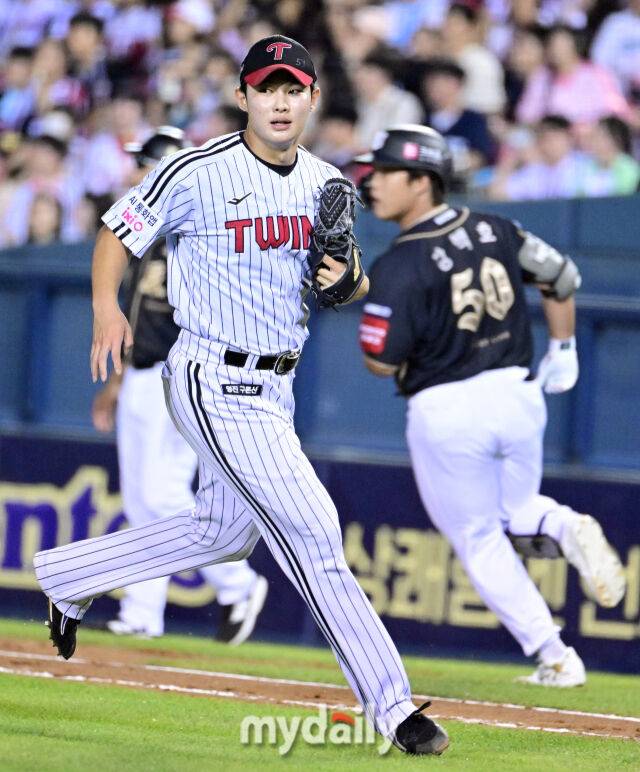 LG 김영우가 KT 강백호에게 1타점 적시타를 맞고 아쉬워하고 있다 / 잠실 = 유진형 기자 zolong@mydaily.co.kr